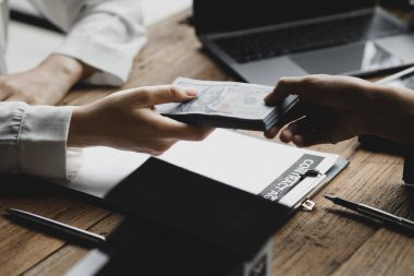 Projenin konut modeliyle belli bir miktar para tutan bir kişi. Emlak ticareti fikirleri ve banka kredileri ev ve arazi alım satımı ve satımı için.