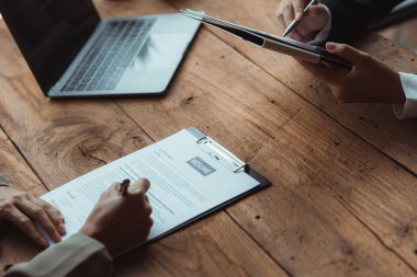 Bir şirkette iş görüşmesi için başvuruda bulunan kişi, bir yöneticiyle iş görüşmesine katılan ve başvuru için şirkete alınan kişi. İş başvurusu kavramı.