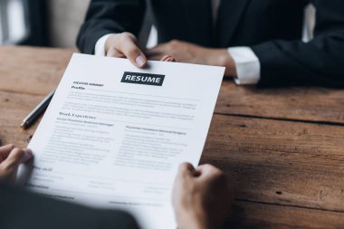 Bir şirkette iş görüşmesi için başvuruda bulunan kişi, bir yöneticiyle iş görüşmesine katılan ve başvuru için şirkete alınan kişi. İş başvurusu kavramı.