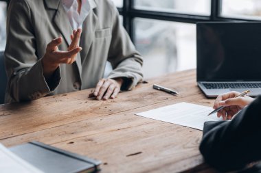 Bir şirkette iş görüşmesi için başvuruda bulunan kişi, bir yöneticiyle iş görüşmesine katılan ve başvuru için şirkete alınan kişi. İş başvurusu kavramı.