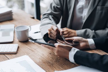 Şirket toplantı odasında iş adamları ve finans müdürleri finans konularında bir araya geliyor, belgeler hakkında bilgi topluyor ve birlikte tartışıyorlar. Şirket mali yönetimi kavramı