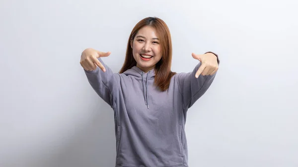 Porträtt Asiatisk Kvinna Gestikulerande Pekar Tomt Utrymme För Annons Text — Stockfoto