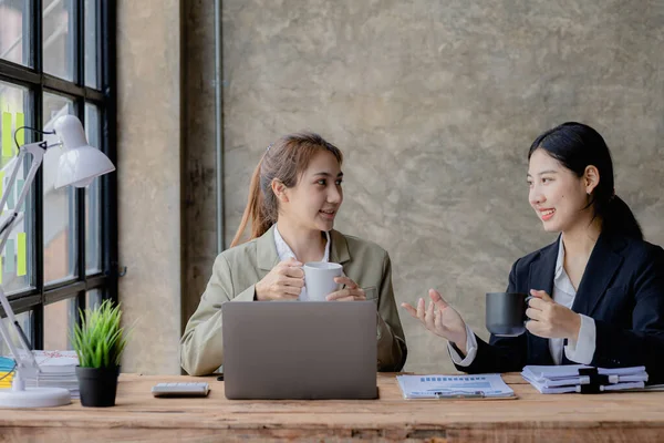Dwie Azjatyckie Kobiety Biznesu Spotykają Się Aby Podsumować Wyniki Operacyjne — Zdjęcie stockowe