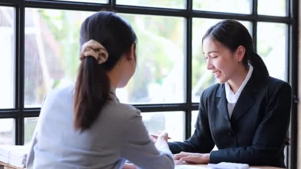 Duas Belas Mulheres Asiáticas Estão Reunindo Uma Sala Reuniões Empresa — Vídeo de Stock