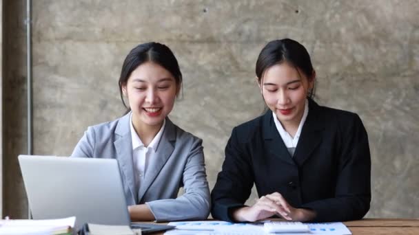 两位美丽的亚洲女性将在一家公司的会议室聚会 讨论发展业务的计划 并遵循该业务计划 商业会议的想法 — 图库视频影像