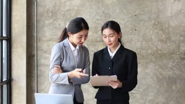 Dvě Krásné Asijské Ženy Scházejí Firemní Zasedací Místnosti Aby Projednaly — Stock video