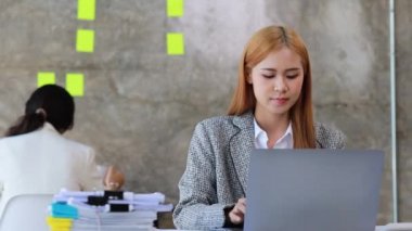 Ofiste çalışan Asyalı kadınlar, işletme yöneticisi olarak genç Asyalı iş kadınları, kurucu ve işletme yöneticileri, genç kadın iş adamları. Girişim iş konsepti.