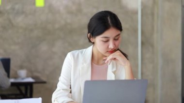 Ofiste çalışan Asyalı kadınlar, işletme yöneticisi olarak genç Asyalı iş kadınları, kurucu ve işletme yöneticileri, genç kadın iş adamları. Girişim iş konsepti.