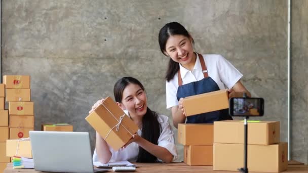 Duas Mulheres Asiáticas Bonitas Estão Vendendo Produtos Vivo Páginas Line — Vídeo de Stock