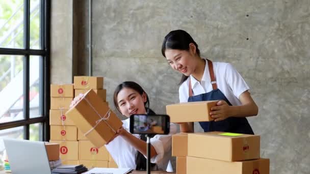 Duas Mulheres Asiáticas Bonitas Estão Vendendo Produtos Vivo Páginas Line — Vídeo de Stock