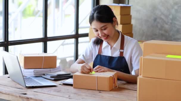 Mulher Que Dirige Negócio Commerce Está Escrevendo Uma Lista Clientes — Vídeo de Stock