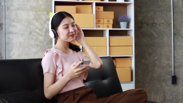 Una Hermosa Mujer Asiática Escuchando Música Sofá Sala Estar Pasa — Vídeos de Stock