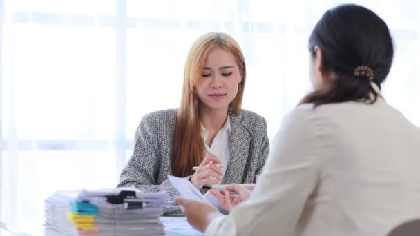 Duas Belas Mulheres Asiáticas Estão Reunindo Uma Sala Reuniões Empresa — Vídeo de Stock
