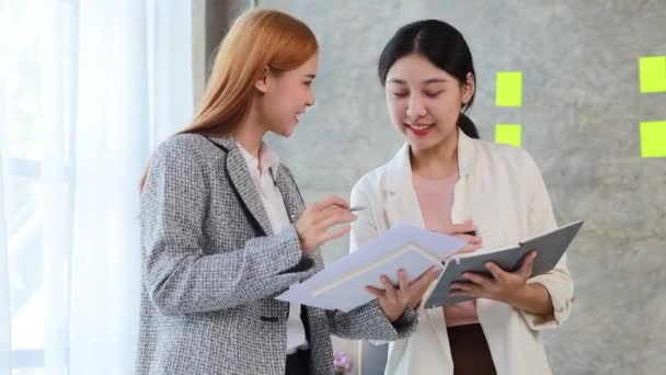 Dos Hermosas Mujeres Asiáticas Reúnen Una Sala Reuniones Empresa Reunión — Vídeos de Stock