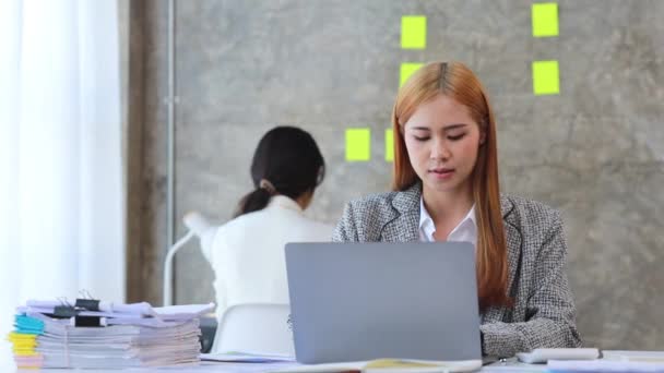 Asiatische Frauen Die Büro Arbeiten Junge Asiatische Geschäftsfrauen Als Führungskräfte — Stockvideo