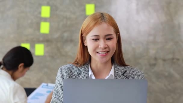 Krásná Asijská Podnikatelka Sedí Své Soukromé Kanceláři Mluví Svým Partnerem — Stock video