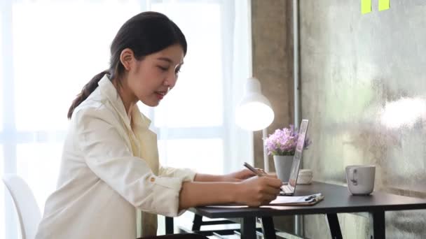 Asian Women Working Office Young Asian Business Women Business Executives — стоковое видео
