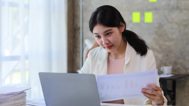 在办公室工作的亚洲妇女 担任商业主管的亚洲女青年 创办和经营初创主管 年轻女商业领袖 创业企业概念 — 图库视频影像