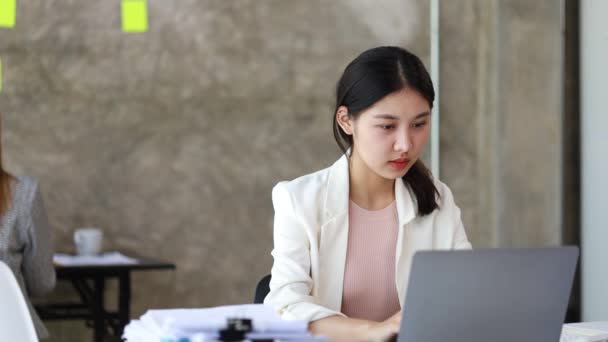 Mujeres Asiáticas Que Trabajan Oficina Jóvenes Mujeres Negocios Asiáticas Como — Vídeos de Stock