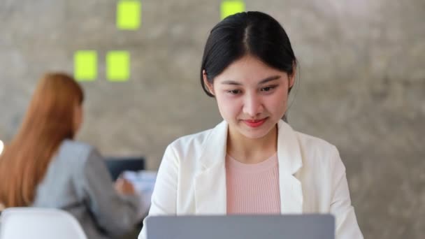 Asian Women Working Office Young Asian Business Women Business Executives — Stock video