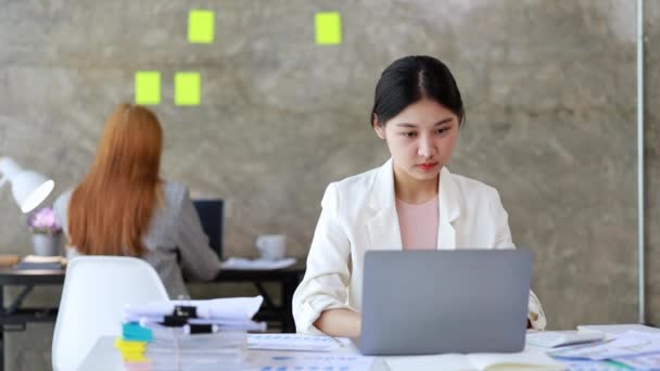 Mulheres Asiáticas Trabalhando Escritório Jovens Mulheres Negócios Asiáticas Como Executivos — Vídeo de Stock