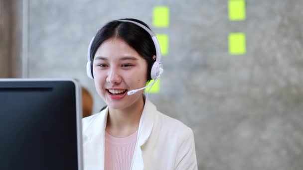 美丽的亚洲女人 她是一家互联网和电话公司的呼叫中心员工 负责通过电话为客户提供服务和帮助 呼叫中心概念 — 图库视频影像