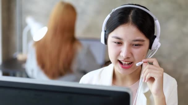 Gyönyörű Ázsiai Egy Call Center Alkalmazottja Egy Internetes Telefontársaság Felelős — Stock videók