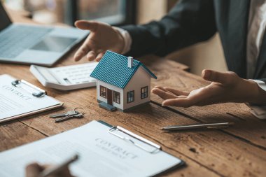 Emlakçılar, konut modellerini müşterilere ayrıntılı bir şekilde anlatma, evler ve satın alma kredileri hakkında bilgi verme ve sunma konularında açıklar. Gayrimenkul ticareti.