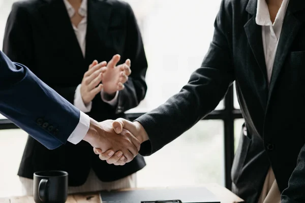 Close Two Business Men Holding Hands Two Businessmen Agreeing Business — Photo