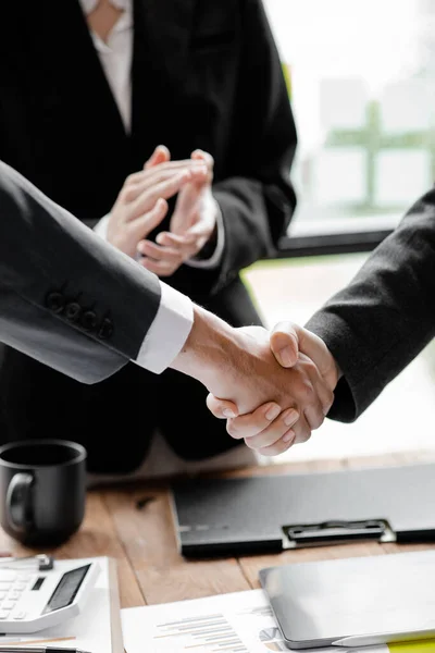 Close Two Business Men Holding Hands Two Businessmen Agreeing Business — Foto de Stock