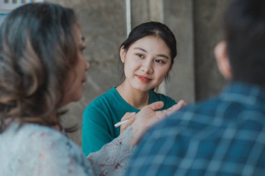 Bir grup insan konferans odasında toplandı. Şirketin büyüme ve kârını yönetmek için beyin fırtınası yapıp toplantılar planlıyorlardı. Yeni neslin yönetim kavramı.