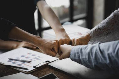 Kurumsal ekiplerin işbirliği, işbirliği içinde pozitif enerji yaratmak, şirket planlama toplantıları başlatmak için işbirliği yapıyor. İşbirliği kalitesinde ilerleme kaydetmek için..