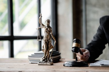 Adalet Tanrıçası 'nın heykeli, adalet ve hukukun korunması için yargıcın ofisindeki masanın üzerine konur. Yasal bir meselenin doğru ve adil olup olmadığını yargılama kavramı.