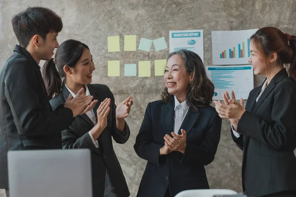 Una Donna Affari Altamente Qualificata Suo Staff Hanno Applaudito Alle — Foto Stock