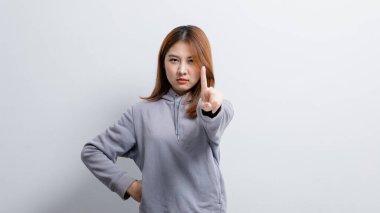 Güzel bir Asyalı kadının portresi, izole edilmiş arka planda el kol hareketi, reklam ve tabela için kullanılan portre, beyaz arkaplan üzerinde izole edilmiş, kopyalama alanı.