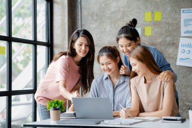 Bir grup insan konferans odasında toplandı. Şirketin büyüme ve kârını yönetmek için beyin fırtınası yapıp toplantılar planlıyorlardı. Yeni neslin yönetim kavramı.