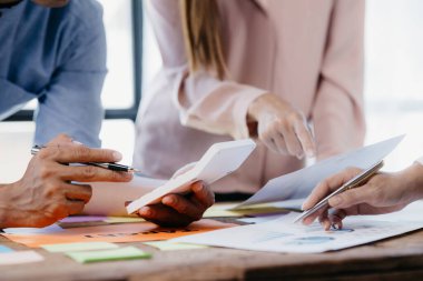 Hedef grup planlayıcıları için toplantı odası, pazarlama departmanının bölümün performansının pazarlama ve özetini planlamak için bir toplantısı var, şirketin hedef müşterilerini analiz etmek için bir toplantı..