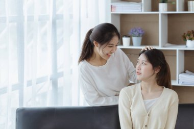 Eşcinsel ilişkisi olan iki güzel Asyalı kadın, eşcinsel, eşcinsel bir çift, LGBTQ 'da cinsel bağımsızlığı ve gururu savunuyorlar. Lgbt ve aşk ilişkisi. LGBT topluluğunu destekleyenler.