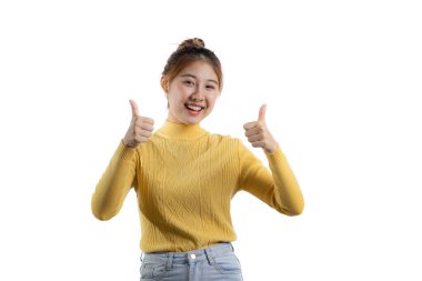 Güzel bir Asyalı kadının portresi, izole edilmiş arka planda el kol hareketi, reklam ve tabela için kullanılan portre, beyaz arkaplan üzerinde izole edilmiş, kopyalama alanı.