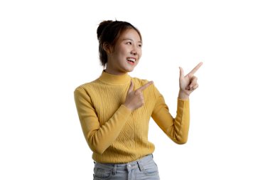 Güzel bir Asyalı kadının portresi, izole edilmiş arka planda el kol hareketi, reklam ve tabela için kullanılan portre, beyaz arkaplan üzerinde izole edilmiş, kopyalama alanı.