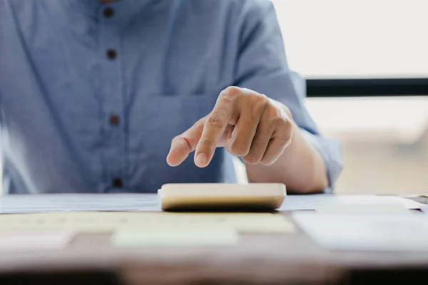 Person presses the calculator to calculate, the marketing department has a meeting to plan marketing and summary of the department's performance, a meeting to analyze the company's target customers.