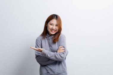 İzole edilmiş arka planda reklam düzenleme için el kol hareketi yapan güzel Asyalı kadın, reklam ve tabela için kullanılan portre konsepti, beyaz arkaplan üzerinde izole edilmiş, kopyalama alanı.