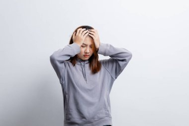 İzole edilmiş arka planda reklam düzenleme için el kol hareketi yapan güzel Asyalı kadın, reklam ve tabela için kullanılan portre konsepti, beyaz arkaplan üzerinde izole edilmiş, kopyalama alanı.