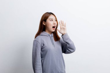 İzole edilmiş arka planda reklam düzenleme için el kol hareketi yapan güzel Asyalı kadın, reklam ve tabela için kullanılan portre konsepti, beyaz arkaplan üzerinde izole edilmiş, kopyalama alanı.