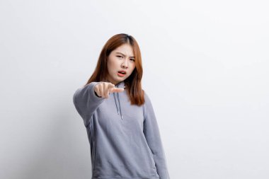 İzole edilmiş arka planda reklam düzenleme için el kol hareketi yapan güzel Asyalı kadın, reklam ve tabela için kullanılan portre konsepti, beyaz arkaplan üzerinde izole edilmiş, kopyalama alanı.