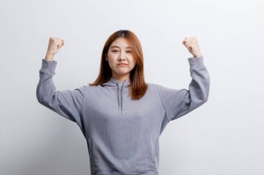 İzole edilmiş arka planda reklam düzenleme için el kol hareketi yapan güzel Asyalı kadın, reklam ve tabela için kullanılan portre konsepti, beyaz arkaplan üzerinde izole edilmiş, kopyalama alanı.