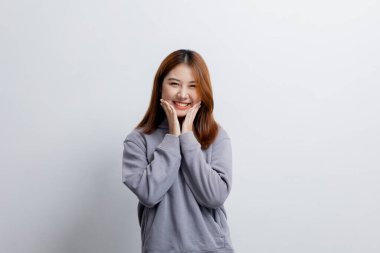 İzole edilmiş arka planda reklam düzenleme için el kol hareketi yapan güzel Asyalı kadın, reklam ve tabela için kullanılan portre konsepti, beyaz arkaplan üzerinde izole edilmiş, kopyalama alanı.