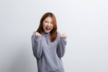 İzole edilmiş arka planda reklam düzenleme için el kol hareketi yapan güzel Asyalı kadın, reklam ve tabela için kullanılan portre konsepti, beyaz arkaplan üzerinde izole edilmiş, kopyalama alanı.