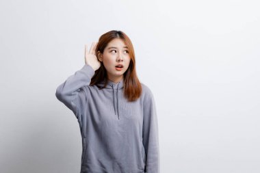 İzole edilmiş arka planda reklam düzenleme için el kol hareketi yapan güzel Asyalı kadın, reklam ve tabela için kullanılan portre konsepti, beyaz arkaplan üzerinde izole edilmiş, kopyalama alanı.