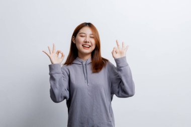 İzole edilmiş arka planda reklam düzenleme için el kol hareketi yapan güzel Asyalı kadın, reklam ve tabela için kullanılan portre konsepti, beyaz arkaplan üzerinde izole edilmiş, kopyalama alanı.